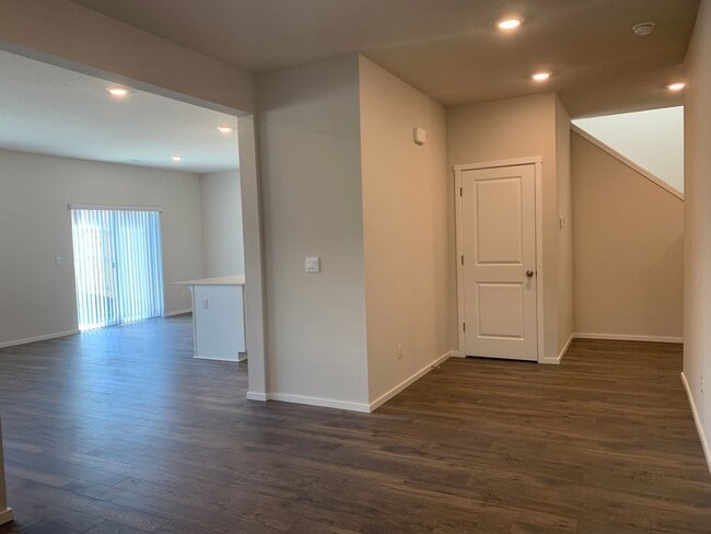 Building Photo - 4 BED/2.5 BATH PLUS A HUGE BONUS ROOM! HIGH END FINISHES! LARGE FENCED BACKYARD !