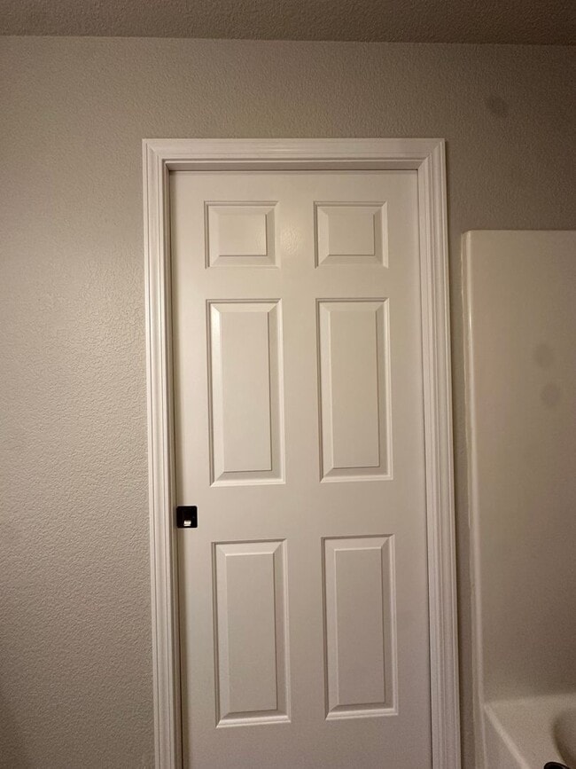 Building Photo - 245 NW Tumalo Ave