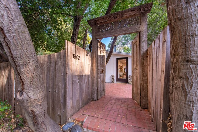 Building Photo - 1362 Old Topanga Canyon Rd