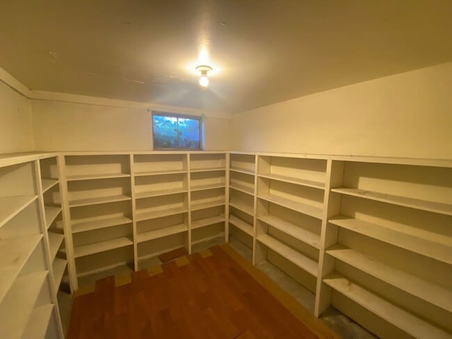 Building Photo - 3 bed 1.5 bath - Single Family Home - Pet ...