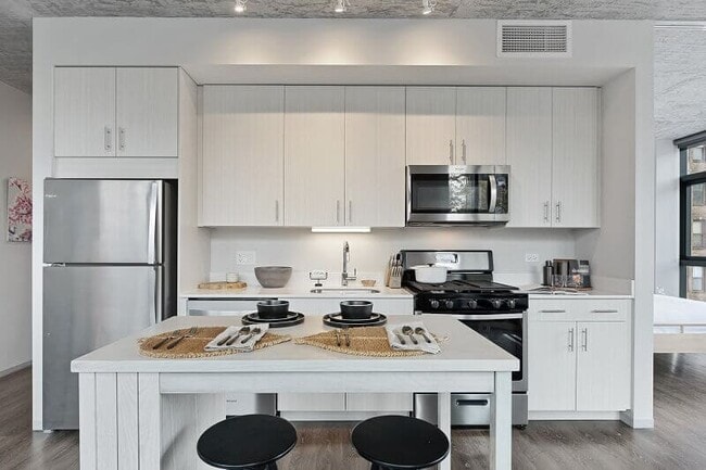 Building Photo - 700 S Clark St