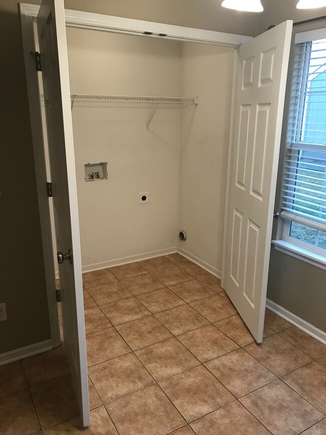 Building Photo - Privacy fenced yard!