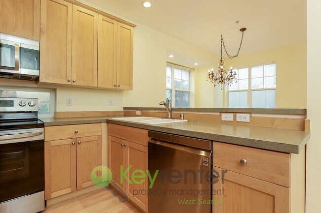 Building Photo - Sophisticated Seattle Home with Stunning Interiors