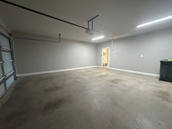 Building Photo - Available Now! Gorgeous 4 Bedroom 3 Bath i...
