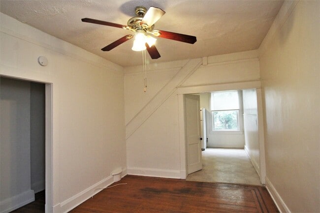 Building Photo - 2026/2027 JHU Off-Campus 3bd/1ba Rowhouse  w/ W/D & rear yard! -Available 6/9/26