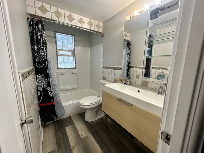 Building Photo - 215 Erhardt Dr