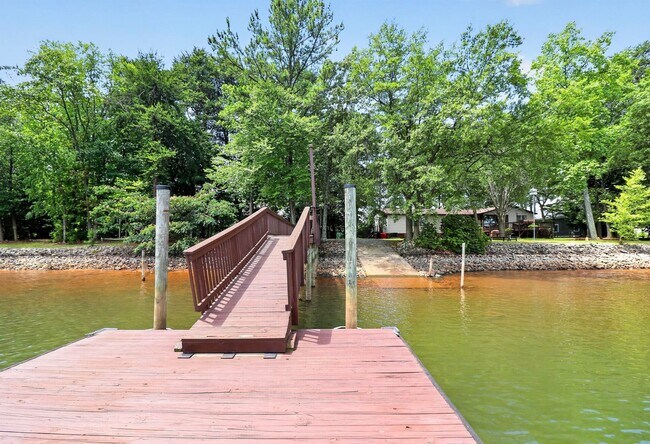 Building Photo - 120 Stepaside Ln