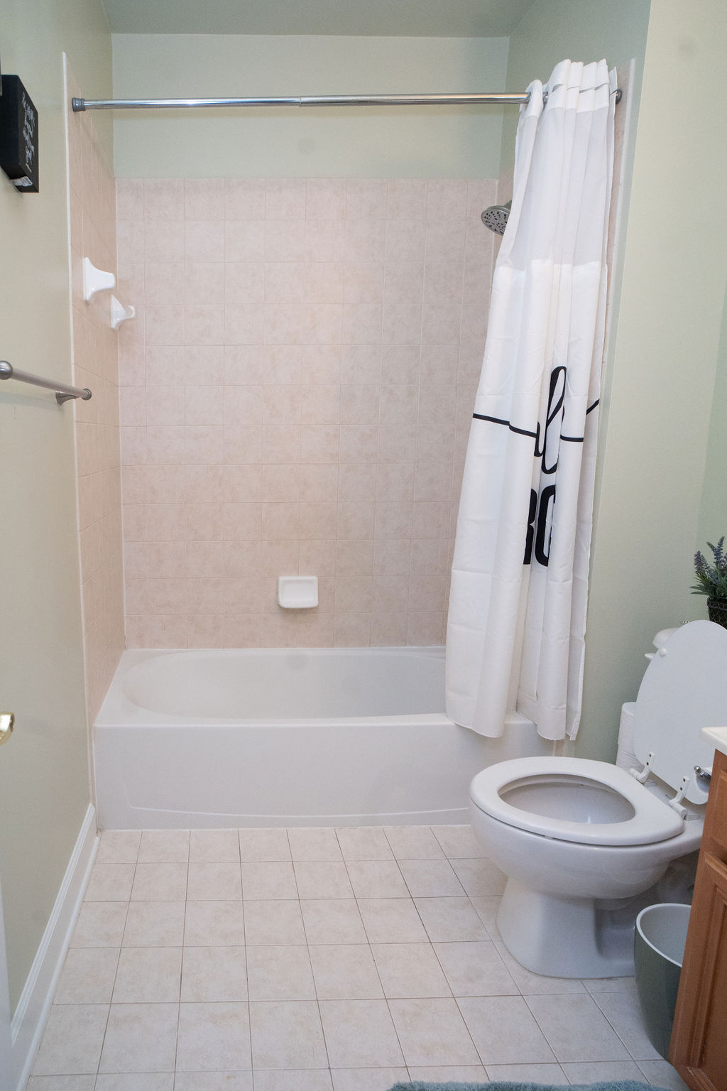 Full Bathtub - 604 Kingfisher Ave