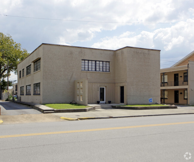 Building Photo - Downtown Villas