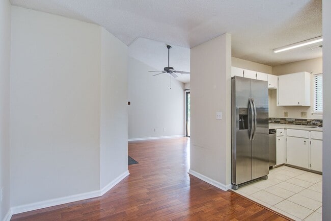 Building Photo - Cozy 2 Bedroom 2 Bathroom Condo in Seagate Village!