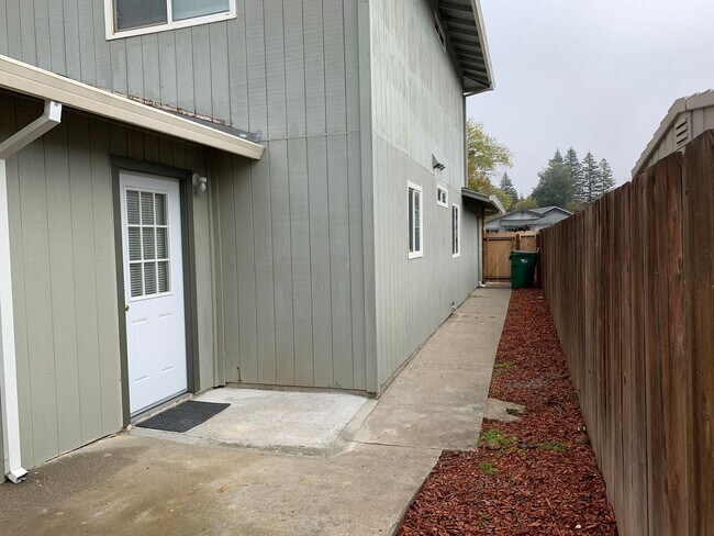 Building Photo - Super clean and move-in ready 3 Bedroom, 2 Bath!!