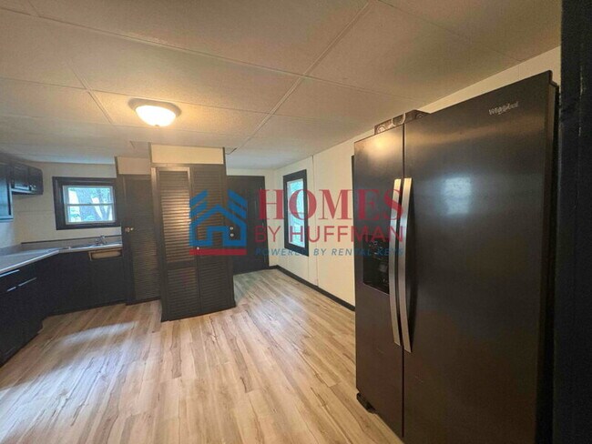 Building Photo - One Bedroom House | Move In Special