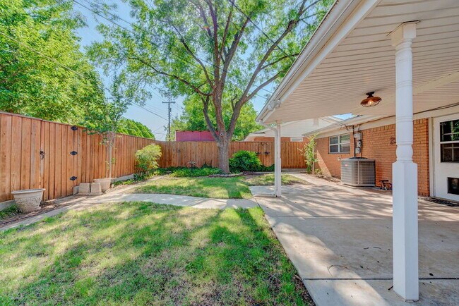 Building Photo - 3/2/2 in Excellent Location!