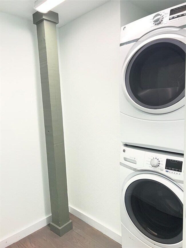 Building Photo - 102 E 2nd St