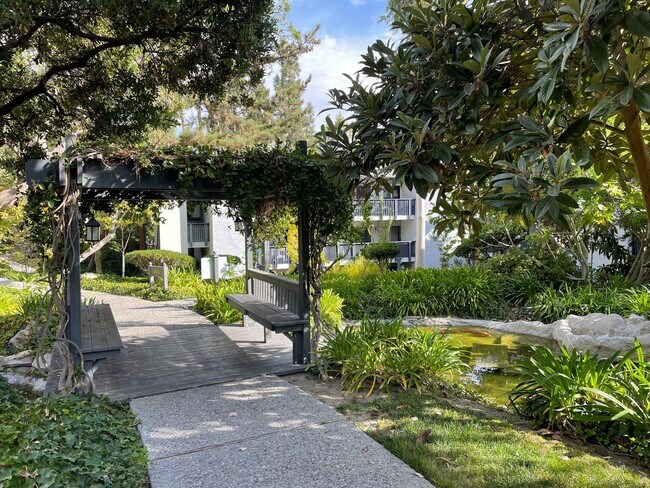 Building Photo - Luxury Living at The Estates Condominium Complex – 2 Bedroom, 2 Bathroom