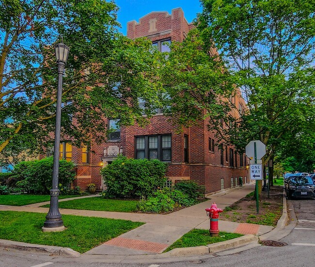 Building Photo - 832 Seward St