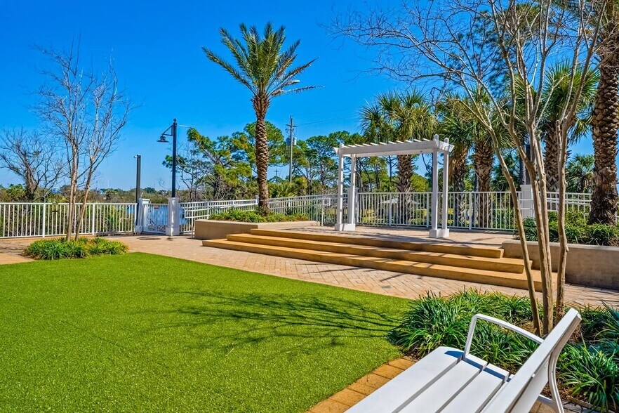 Great picture spot for families, friends, and couples. - 9860 S Thomas Dr