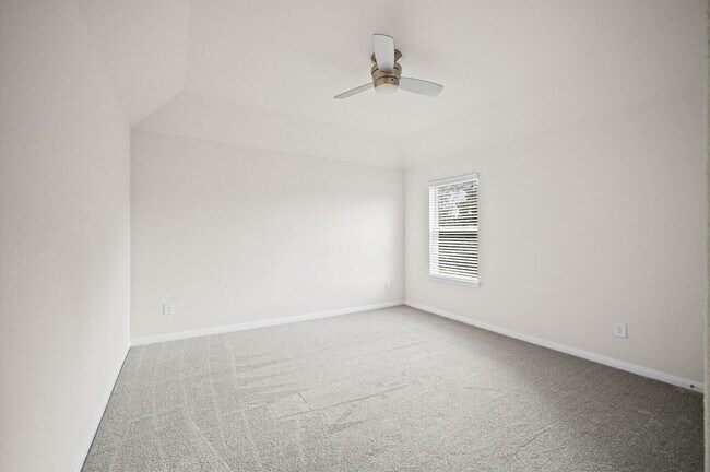 Building Photo - 10 Log House Ct