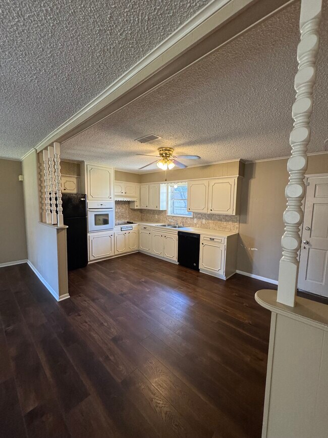 Building Photo - 8101 Karen Dr