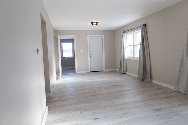Building Photo - UPDATED 3 Bedroom 1 Bathroom single family home