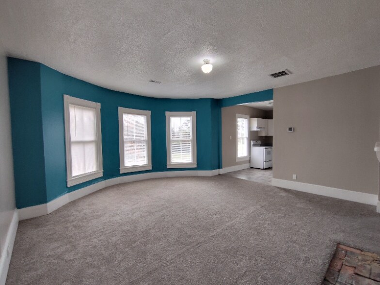 Building Photo - 424 W Main St