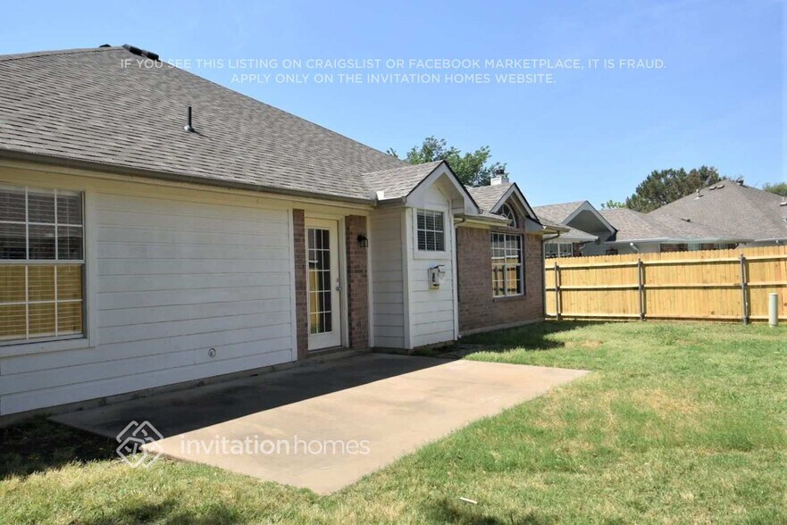 Building Photo - 2800 Lakeside Dr