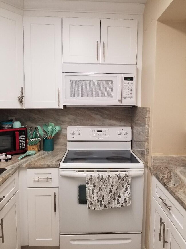 Building Photo - 5861 NW 16th Pl