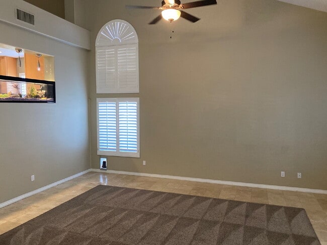 Building Photo - 5-bedroom split level home with GRASS/PRIVATE POOL