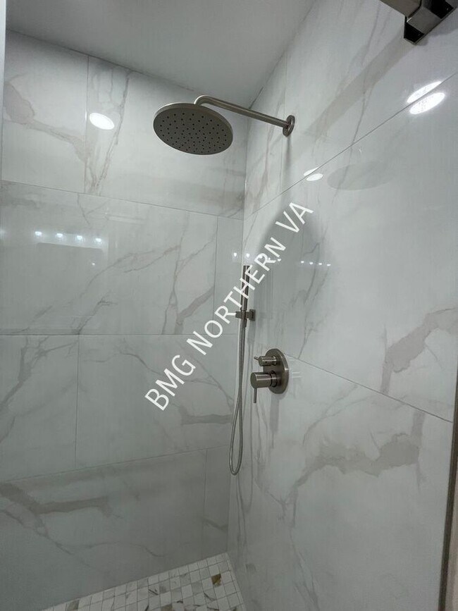 Building Photo - 22525 Maison Carree Square