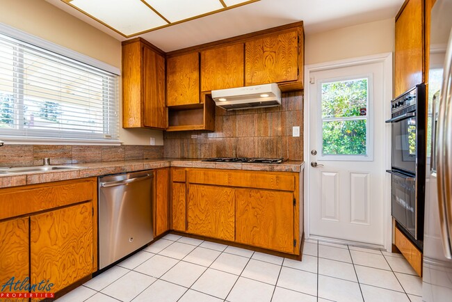 Building Photo - Beautiful Home | Remodeled Bathrooms | Cup...