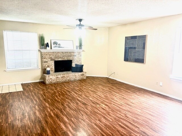 Building Photo - Townhouse! 2 bedroom 2.5 bath 2 car garage!