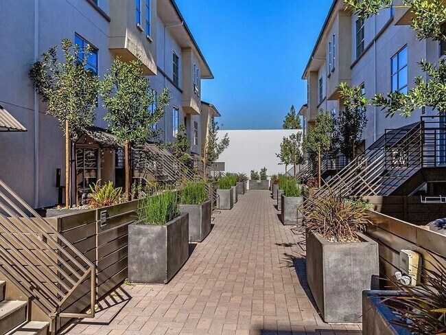 Building Photo - Beautifully Upgraded 2 Bedroom Condo with a Den in Downtown San Jose