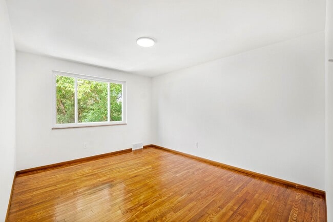 Building Photo - AVAILABLE AUGUST 1ST! STUNNING 3 BEDROOM IN BEECHVIEW!