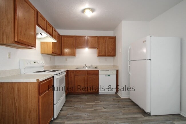 Building Photo - Summer Move In!!!