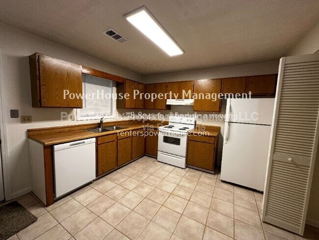 Building Photo - 504 Oakwood Ct