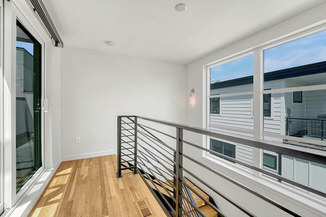 Building Photo - 1231 Newton St