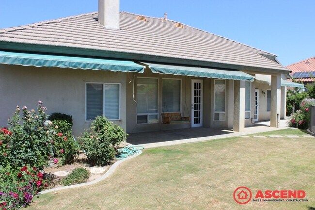 Building Photo - Spacious 4 Bed / 2 Bath Home with Pool & Fireplace in Northwest Bakersfield (93312)
