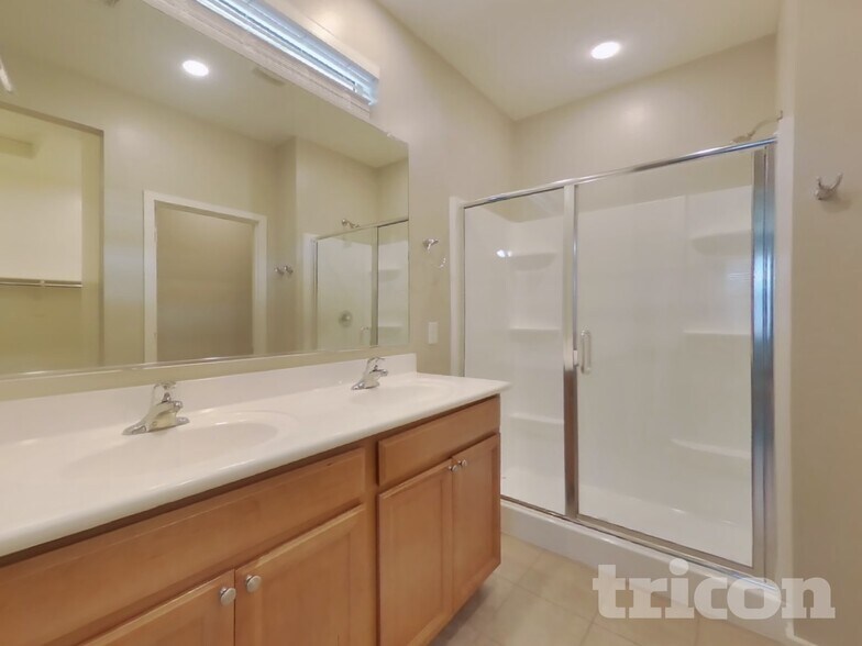 Building Photo - 14366 W Pershing St