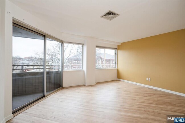 Building Photo - 364 Palisade Ave