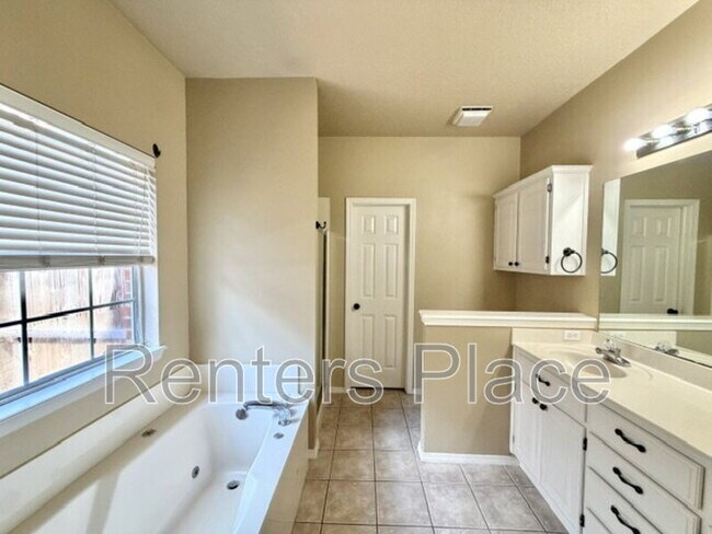 Building Photo - 204 N Magnolia Ct