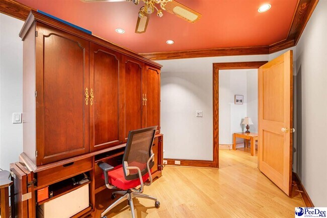 Building Photo - 3241 Lakeshore Dr