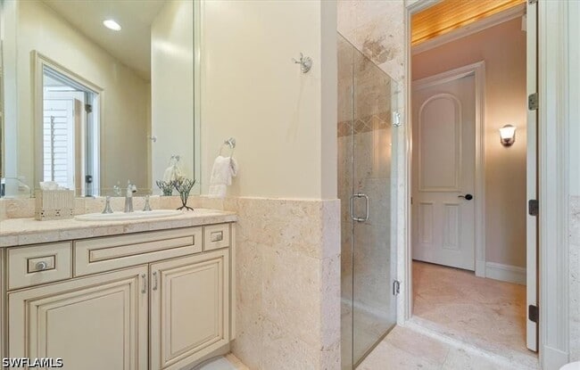 Building Photo - 550 21st Ave S