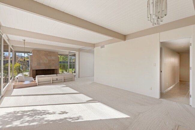 Building Photo - Stunning Mid-Century Modern 4 BR 3 BA with Bonus Room and Office