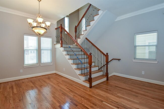 Building Photo - 1141 W 24th St