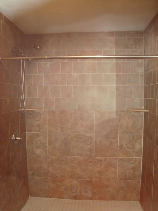 Building Photo - Renovated 4 bedroom available now to rent!