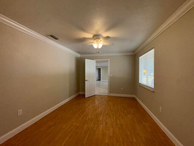 Building Photo - Gorgeous 5 Bedroom Pool Home in Ormond