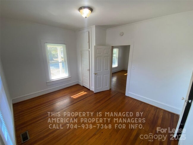 Building Photo - 605 E 10th St