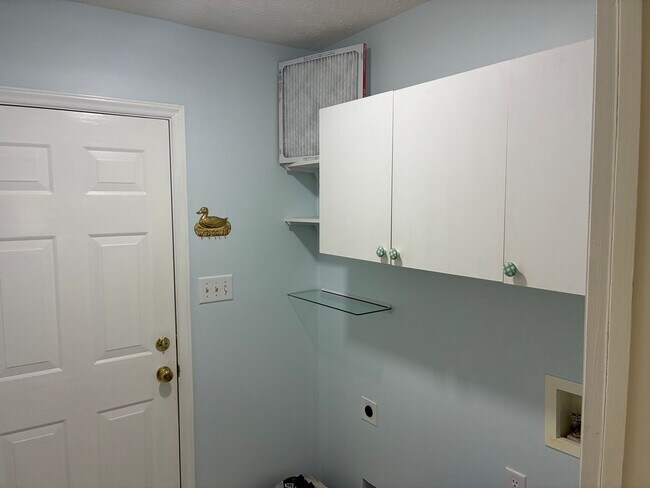 Building Photo - 3 Bed 2 Bath Newport Home Available now