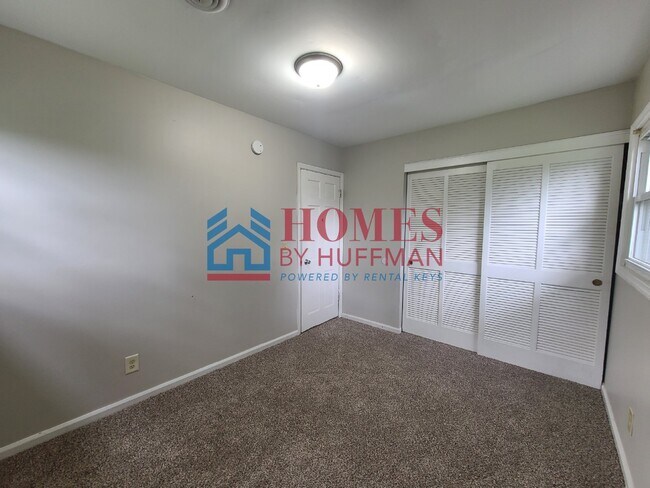 Building Photo - Two Bedroom Upstairs | Boonville