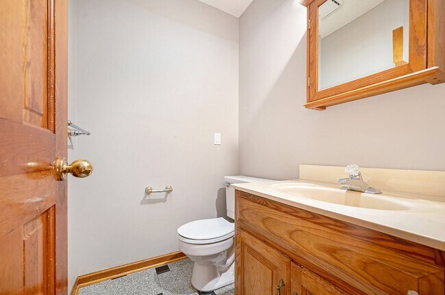 Building Photo - 4 Bed Home Premium Fixtures